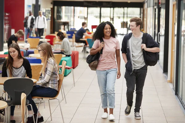 Gemeenschappelijke ruimte van drukke College Campus — Stockfoto