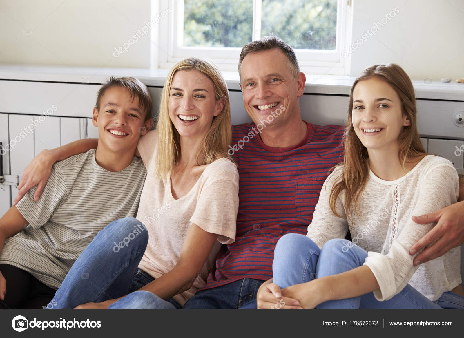 Parents son. Семья улыбается. Семейная терапия русская. Family Therapy дочь. Семейный отдых с взрослыми детьми.