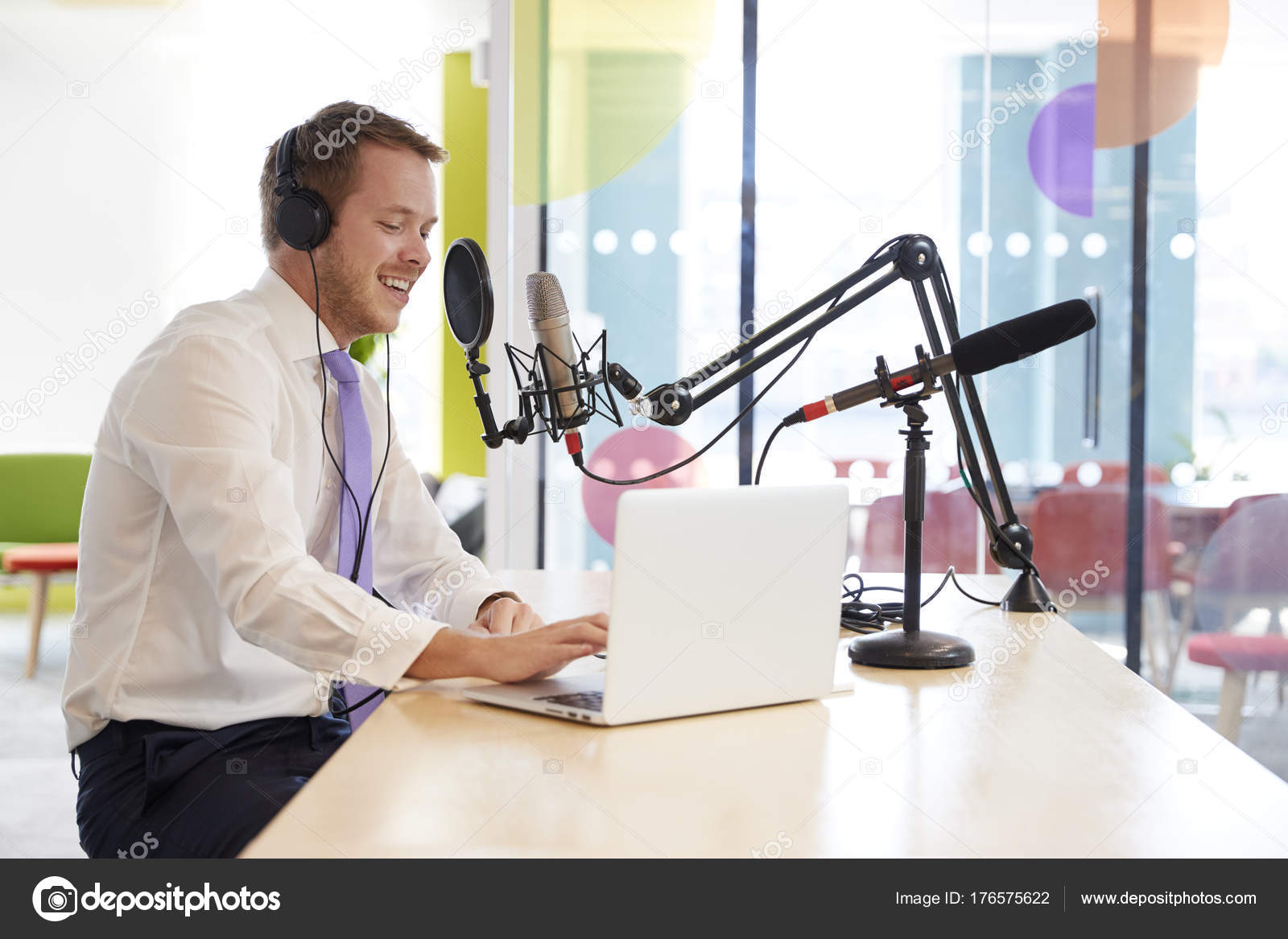 интервью. микрофон в студии. человек который записывает звук. человек который записывает звук. видео подкаст.