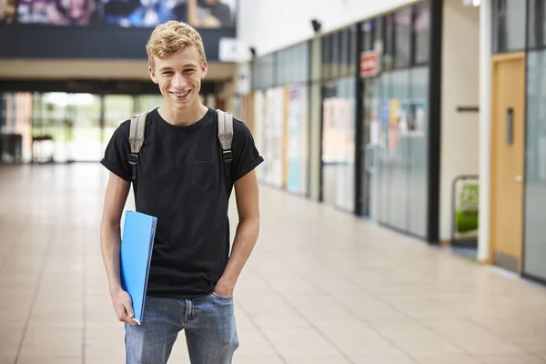 Retrato de estudante masculino em pé — Fotografia de Stock