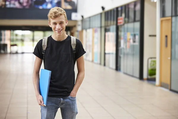 Porträtt av manlig Student stående — Stockfoto