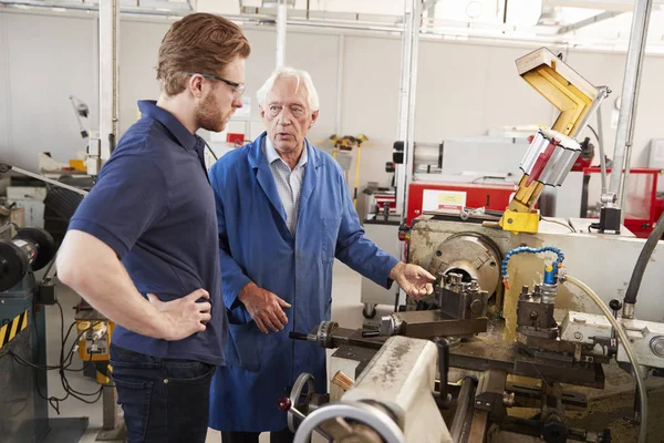 Ingegnere senior che parla con l'apprendista — Foto Stock