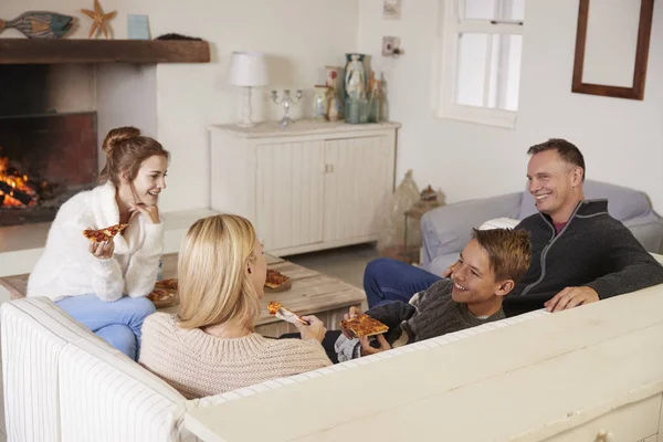 Famiglia seduta sul divano in salotto — Foto Stock