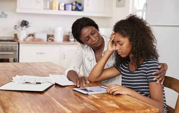 Mother Helps Teenage Daughter With Homework — Stock Photo, Image