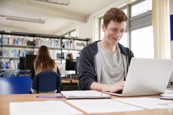 Estudante masculino trabalhando no laptop — Fotografia de Stock