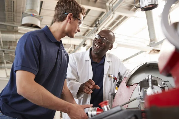 Engenheiro falando com Aprendiz Masculino — Fotografia de Stock