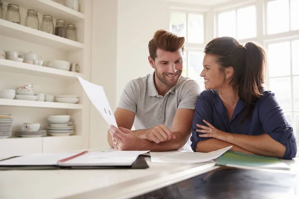 Paar kijken naar binnenlandse Financiën — Stockfoto