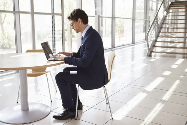 Jeune homme professionnel utilisant un ordinateur portable — Photo