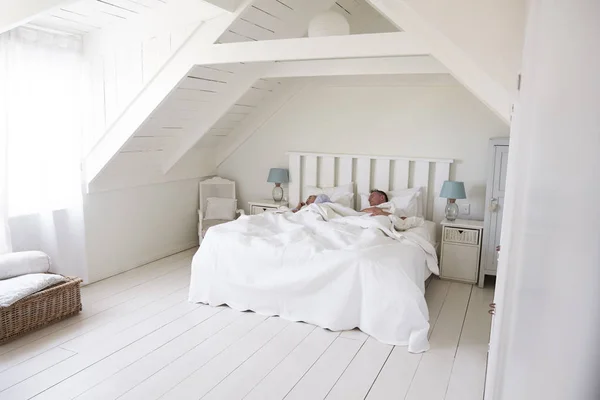 Pareja durmiendo en un dormitorio blanco —  Fotos de Stock