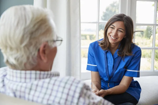 Verpleegkundige op huis bezoek met senior man — Stockfoto