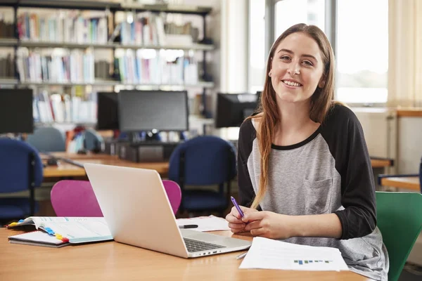 Studente donna che lavora al computer portatile — Foto Stock