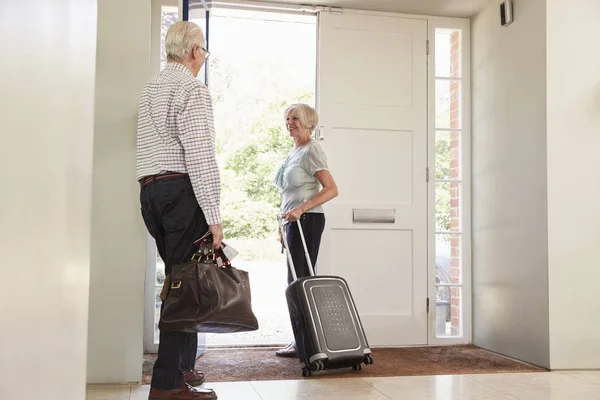Seniorenpaar Mit Gepäck Auf Dem Weg Den Urlaub — Stockfoto
