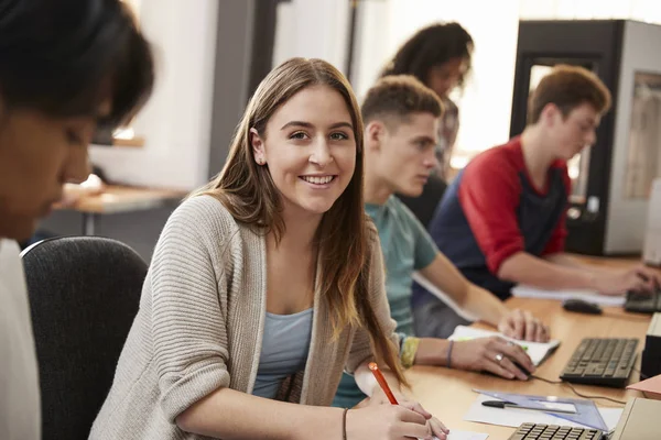 Estudiante de diseño Trabajando —  Fotos de Stock