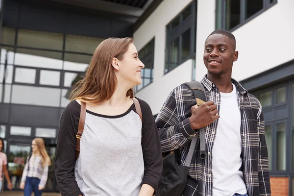 Skupina studentů chůzi — Stock fotografie