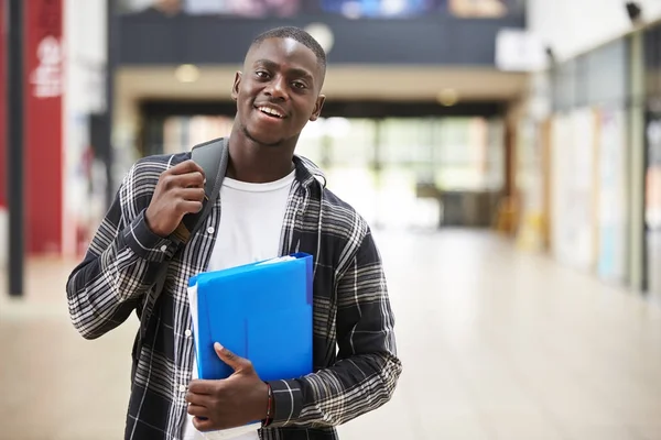 Retrato de estudante masculino em pé — Fotografia de Stock