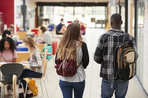 Κοινόχρηστο χώρο του απασχολημένος College πανεπιστημιούπολη — Φωτογραφία Αρχείου