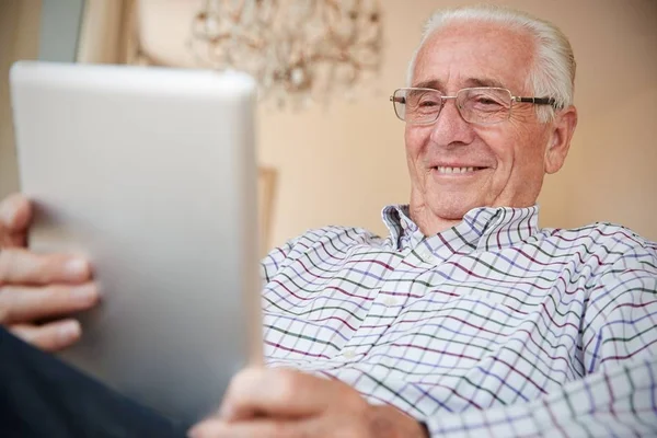Starszy Mężczyzna Przy Użyciu Komputera Typu Tablet Domu Przez Ramię — Zdjęcie stockowe
