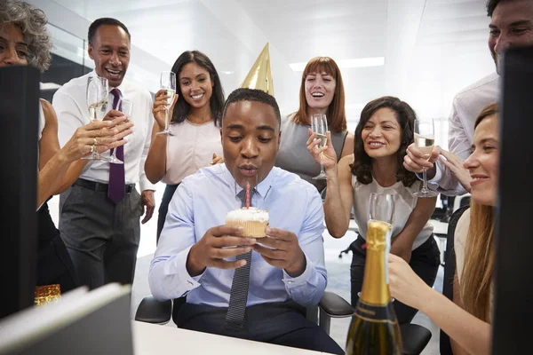 Collega's verzamelden zich bij mans receptie te vieren — Stockfoto