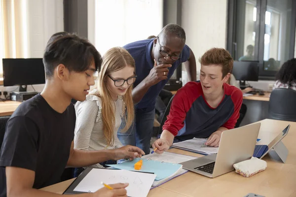 Люди сидят в офисе. Команда в офисе. Школа сотрудничество фото рисунка. Work in small groups. Групповая работа студентов.