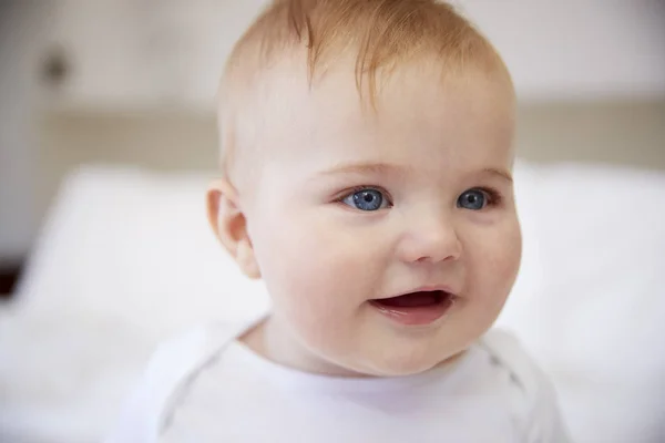 Baby pojke sitter på föräldrar säng — Stockfoto