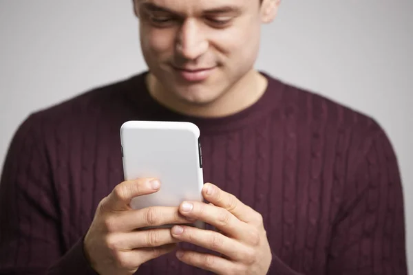 Homme blanc utilisant un smartphone — Photo