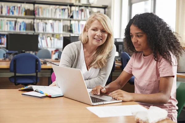 Collegestudent har individuell undervisning — Stockfoto