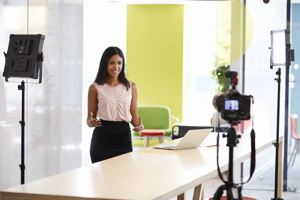 Mujer haciendo un vídeo de demostración corporativa — Foto de Stock