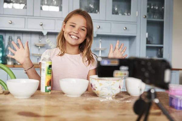 Meisje video blogging in de keuken — Stockfoto
