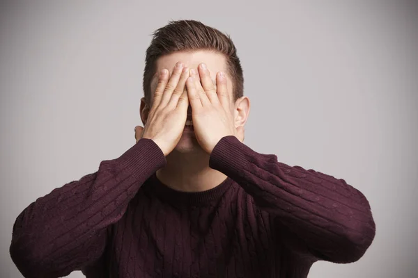 Hombre con las manos cubriendo su cara —  Fotos de Stock