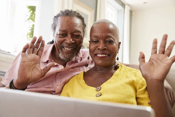 Senior paar Laptop gebruikt voor Video-oproep — Stockfoto