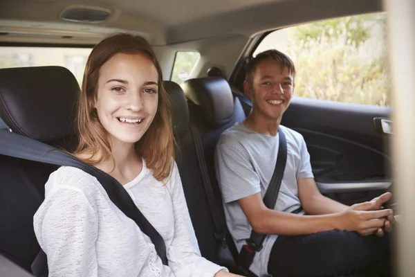 Tiener kinderen op de achterbank van de auto — Stockfoto