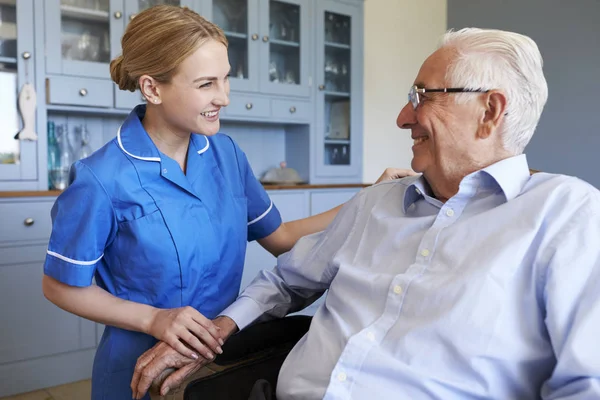 Verpleegkundige in gesprek met Senior Man — Stockfoto