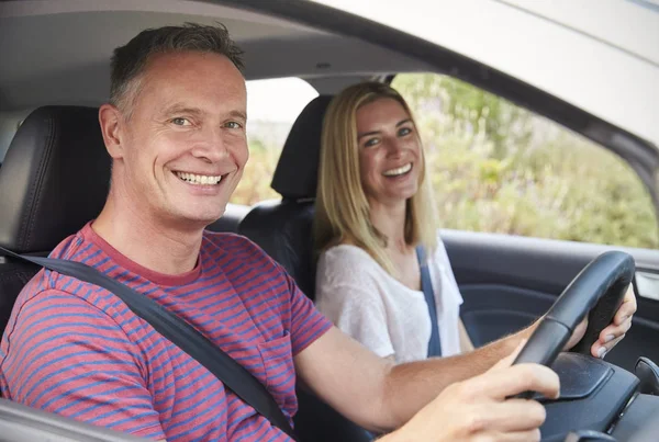 Paar zitten in de auto — Stockfoto