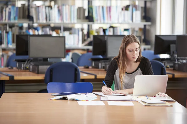 Studente donna che lavora al computer portatile — Foto Stock