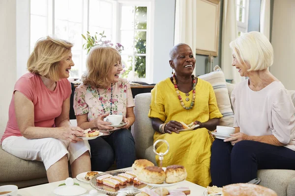 Starszy przyjaciele popijać popołudniową herbatę — Zdjęcie stockowe