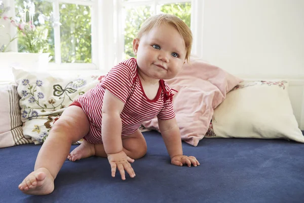 Bebê menino sentado no assento — Fotografia de Stock