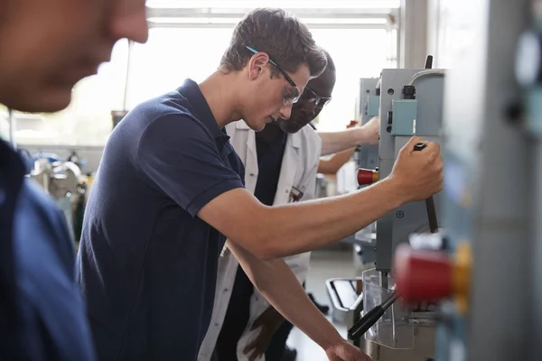 Ingenieur bildet männlichen Lehrling aus — Stockfoto