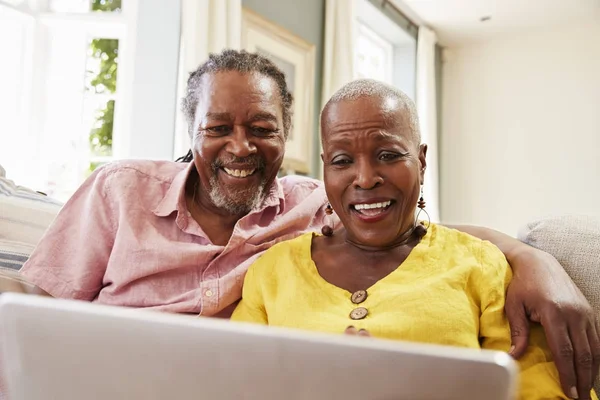 Oudere echtpaar met laptop — Stockfoto