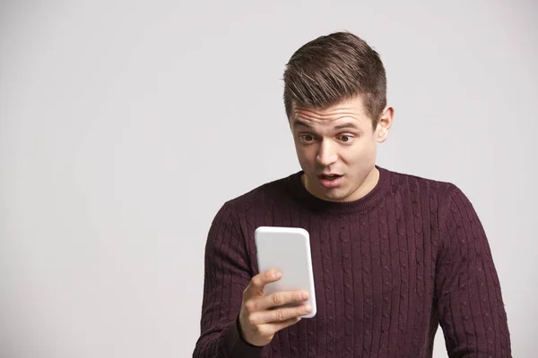 Homme blanc utilisant un smartphone — Photo