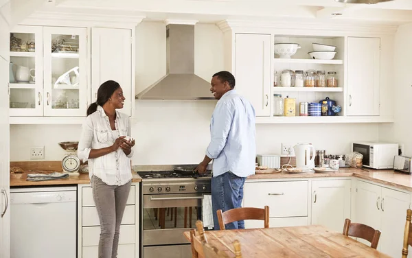 Ältere Paare unterhalten sich in der Küche — Stockfoto