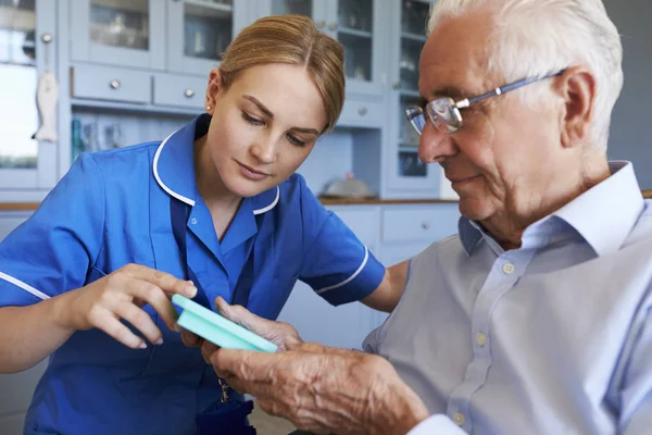 Krankenschwester hilft Seniorin — Stockfoto