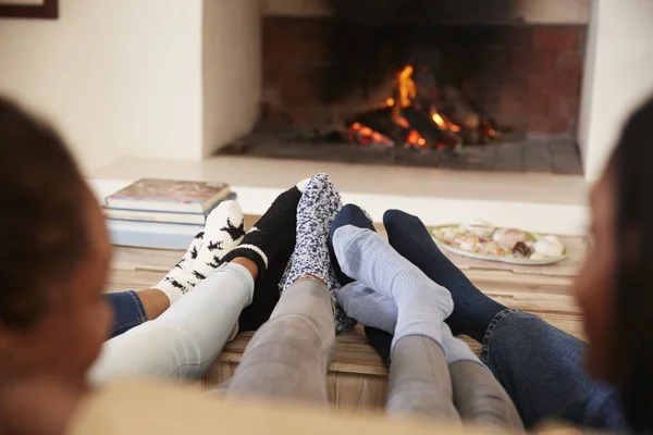 Piedi come la famiglia rilassarsi accanto al fuoco aperto — Foto Stock