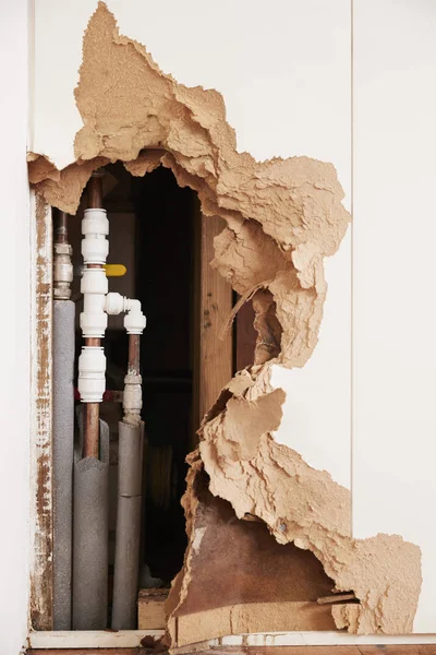홍수, 수직 후 버스트 물 관을 노출 하는 손상 된 벽 — 스톡 사진