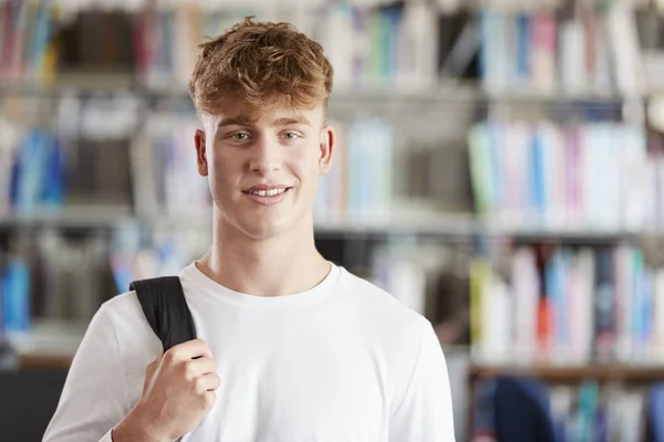 Porträtt av manlig Student stående — Stockfoto