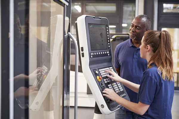 Ingeniero que muestra a aprendices cómo utilizar la herramienta del CNC — Foto de Stock