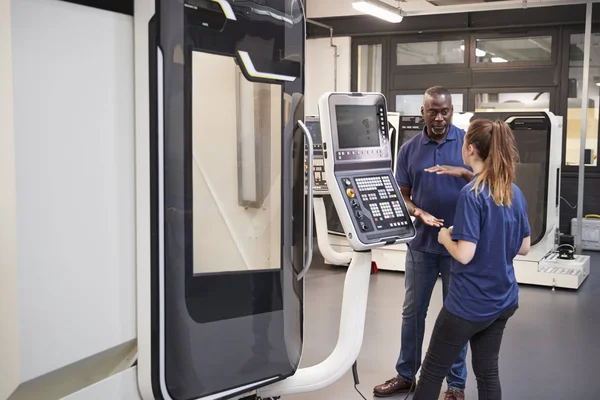 Ingenieur zeigt Auszubildenden den Umgang mit cnc-Werkzeug — Stockfoto