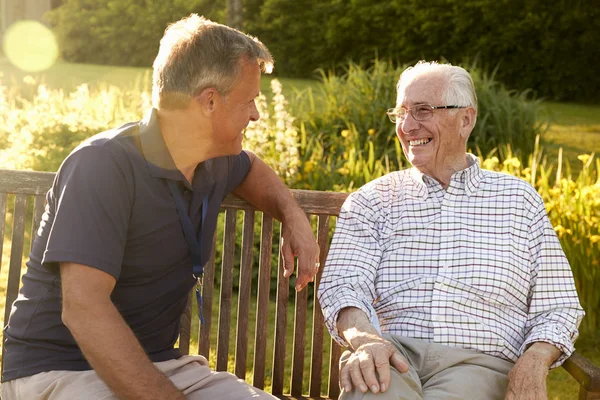 Man Senior mannelijk familielid te bezoeken — Stockfoto