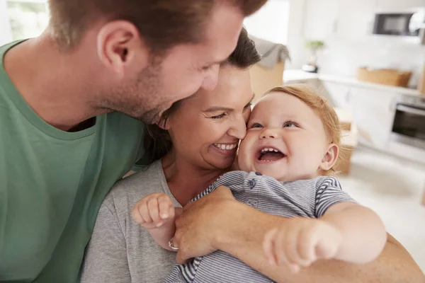 Rodzice, przytulanie Happy Baby syn — Zdjęcie stockowe