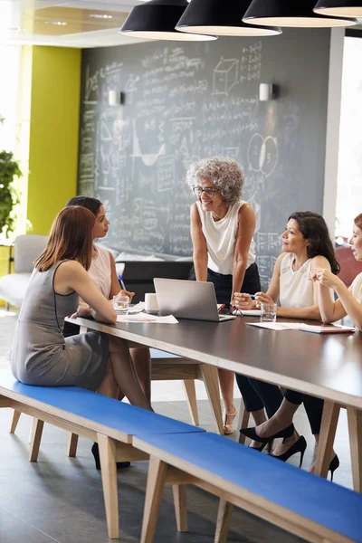 Informellt möte mellan kvinnliga arbetskamrater — Stockfoto