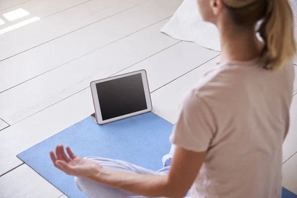 Mujer usando la aplicación de meditación — Foto de Stock